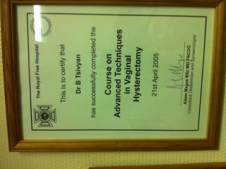 Сертификат стажировка по вагинальной хирургии. Англия, Королевский госпиталь в Лондоне, руководитель Adam Magos.